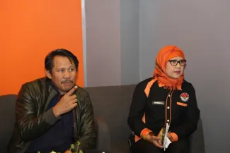 Kepala Bidang Penunjang Program dan Berita TVRI Rizal Damis dan Kepala Sub Bagian Dokumentasi dan Publikasi Nurmalawati Pulubuhu  selaku narasumber banyak memberikan informasi serta arahan pengambilan gambar dan posisi kamera didalam melakukan produksi program berita studio serta audio visual di Studio Mini Bawaslu di Lt. 4 Gedung Bawaslu RI, Kamis (22/1).