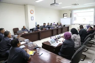 Suasana pada Focus Group Discussions (FGD) kehumasan terkait pengelolaan website Bawaslu RI, di ruang Media Center Rabu (21/1).