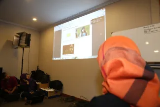 Pemaparan slide oleh Kepala Bidang Penunjang Program dan Berita TVRI Rizal Damis terkait Pengenalan Teknis Operasional Studio Audio Visual dan Pengenalan Teknis Produksi Program dan Berita  Studio Audio Visual, di Lt. 4 Gedung Bawaslu RI, Kamis (22/1).