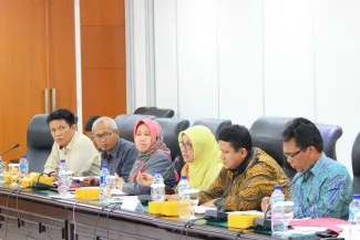 Pimpinan Bawaslu RI Koordinator Divisi SDM dan Organisasi Endang Wihdatiningtyas menyampaikan pertanyaan terkait regulasi Pilkada dan sengketa tata usaha Negara pemilihan 