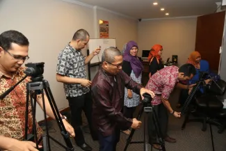 Sejumlah para staf Humas dan Hubal Bawaslu RI mempersiapkan alat untuk  Pengoprasian Studio Mini  di Lt. 4 Gedung Bawaslu RI, Kamis (22/1). 