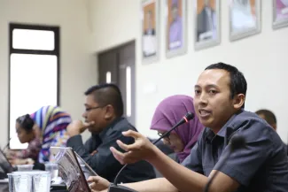 Staf Dokumentasi dan Publikasi Agus Saifuddin menjelaskan beberapa fitur dan sistem yang dimilki website bawaslu.go.id, di ruang Media Center Bawaslu RI, Rabu (21/1)