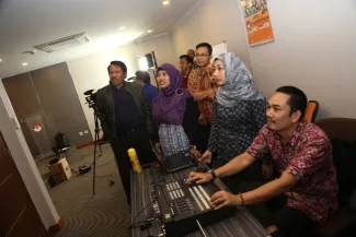 Sejumlah para Staf Humas Bawaslu dan DKPP memperlajari teknik cutting dalam melakukan proses pengambilan gambar yang dilakukan oleh oprator ketika melakukan Produksi Program dan Berita  Studio Audio Visual di Lt. 4 Gedung Bawaslu RI, Kamis (22/1).