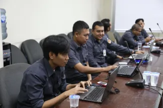 Sejumlah para staf Biro H2PI melakukan praktek konten yang diaplikasikasikan didalam website bawaslu.go.id, Rabu (21/1)