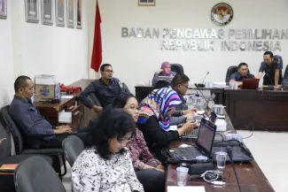 Sejumlah para staf Biro H2PI melakukan praktek konten yang diaplikasikasikan didalam website bawaslu.go.id, Rabu (21/1)