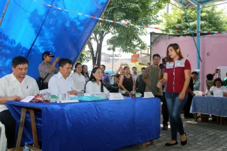 Masyarakat Kota Manado menggunakan hak suaranya pada Pilkada Kota Manado 2016, Rabu (17/2).