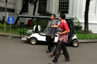 Ketua Bawaslu melayani wawancara para Wartawan di Sekitar area Istana Negara.