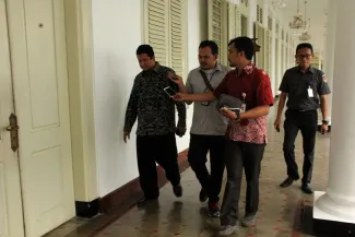 Ketua Bawaslu melayani wawancara para Wartawan di Sekitar area Istana Negara.