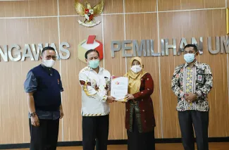 Ketua Bawaslu Abhan menerima laporan akhir Pilkada 2020 Divisi SDM dan Organisasi Bawaslu Provinsi  Sumatera Barat. 