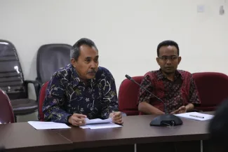 Prof Syamsuddin Haris Peneliti Senior dari LIPI bersama DR.Muhammad Ali Safa'at dosen Fakultas Hukum Universitas Brawijaya keduanya menjadi Narasumber FGD Kajian Sistem Kepartaian di ruang rapat lantai 4 Bawaslu RI