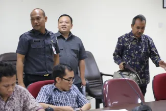 Kepala BIRO H2PI Bawaslu RI Ferdinad Eskol Tiar Sirait di dampingi Kabag  Analisis Teknis Pengawasan dan Potensi Pelanggaran Faizal Rachman.beserta Prof.Syamsuddin Haris peneliti senior dari LIPI