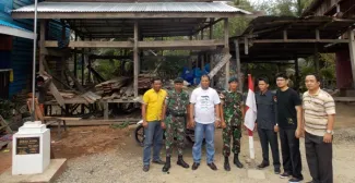 Pimpinan Bawaslu RI Nasrullah berfoto bersama dengan prajurit TNI yang menjaga perbatasan Sebatik wilayah Indonesia, dan Sebatik wilayah Malaysia yang ditandai dengan tugu dan bendera Merah Putih, Sabtu (28/6) siang. Sejengkal dari batas tugu tersebut merupakan wilayah Sebatik Malaysia dimana warga negara Indonesia sering bolak-balik di perbatasan tersebut untuk bekerja di wilayah Malaysia sebagai buruh kelapa sawit atau berbelanja kebutuhan pokok harian.