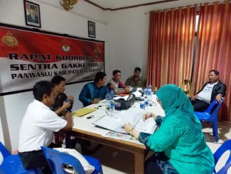 Usai dialog pengawasan Pilpres di hotel, Pimpinan Bawaslu RI Endang W dan Nasrullah mengunjungi Kantor Panwaslu Kabupaten Nunukan, Sabtu (28/6) dinihari sekitar pukul  00.30 wit. Saat itu dibahas berbagai strategi pengawasan Pilpres di daerah perbatasan dengan seluruh Pimpinan Panwaslu Kabupaten Nunukan dan staff.