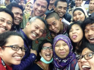 Pasca penghitungan dan penetapan suara Pilpres 2014 secara nasional yang begitu menguras energi di Kantor KPU RI sepanjang  hari Senin (21/7) hingga Selasa (22/7), sejumlah wartawan, reporter dan fotographer berbagai media menyempatkan diri melepas penat dengan berfoto bersama penyelenggara Pemilu, KPU RI dan Bawaslu RI. Ketegangan dan rasa lelah selama rapat pleno terbuka KPU RI yang berlangsung  marathon, seolah mencair pasca penetapan hasil suara Pilpres 2014, Selasa (22/7) malam. Ketua Bawaslu Muhammad,