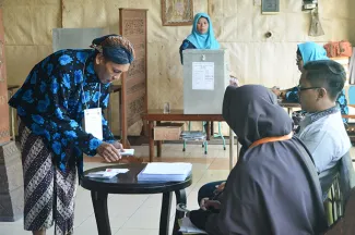 Petugas KPPS sedang menghitung surat suara