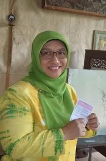 Pimpinan Bawaslu Endang Wihdatiningtyas menunjukkan surat suara.