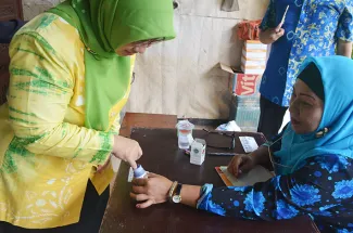 Pimpinan Bawaslu Endang Wihdatiningtyas mencelupkan jarinya ke tinta Pilkada.