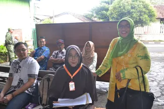 Pimpinan Bawaslu Endang Wihdatiningtyas berfoto bersama dengan Pengawas TPS dan para saksi di TPS 09 Pakualaman, Yogyakarta