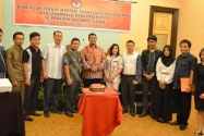 Jajaran Sekretariat Bawaslu Provinsi Sulawesi Utara berfoto bersama dengan Ketua Bawaslu RI.