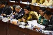 Ketua KPU Husni Kamil Manik memaparkan laporan Realisasi Penyerapan Anggaran KPU Tahun 2013.