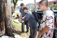 Proses pemusnahan naskah soal ujian pasca ujian yang dilakukan di Sekretariat Bawaslu Provinsi Papua Barat, Senin (15/12). 