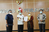 Ketua Bawaslu Abhan menerima laporan akhir Pilkada 2020 Divisi SDM dan Organisasi Bawaslu Provinsi  Sumatera Barat. 