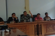 Ketua Bawaslu Muhammad (tengah) sedang memberikan arahan kepada Panwascam,KPPS, PPS, PPL dan PPK di Kecamatan Entikong Kab Sanggau Kalbar (perbatasan wilayah Indonesia - Malaysia)